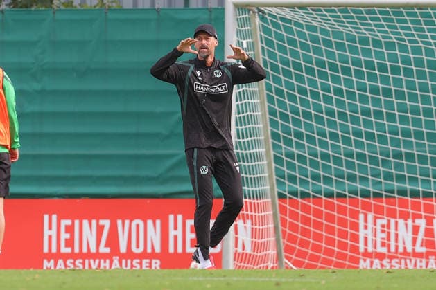 September 21, 2026, xtgx, Soccer, 2. Bundesliga, Hannover 96 Training at emspor, from left: Sandro Wagner, Hannover, Coach gives instructions, gestures with his arms, gestures, gives instructions DFL DFB REGULATIONS PROHIBIT ANY USE OF PHOTOGRAPHS as IMAGE SEQUENCES and or QUASI-VIDEO Hannover