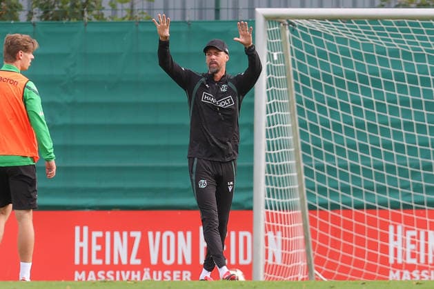 September 21, 2026, xtgx, Soccer, 2. Bundesliga, Hannover 96 Training at emspor, from left: Sandro Wagner, Hannover, Coach gives instructions, gestures with his arms, gestures, gives instructions DFL DFB REGULATIONS PROHIBIT ANY USE OF PHOTOGRAPHS as IMAGE SEQUENCES and or QUASI-VIDEO Hannover