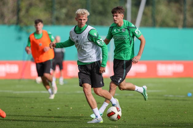 September 21, 2026, xtgx, Soccer 2. Bundesliga Hannover 96 Training emspor, from left: Jasper Reinhold Hannover on the ball, plays the ball DFL DFB REGULATIONS PROHIBIT ANY USE OF PHOTOGRAPHS as IMAGE SEQUENCES and or QUASI-VIDEO Hannover