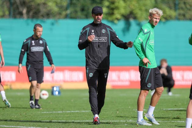 September 21, 2026, xtgx, Soccer, 2. Bundesliga, Hannover 96 Training, emspor, from left: Sandro Wagner, Hannover, Coach gives instructions, gesticulates with his arms, gesticulate, gives instructions DFL DFB REGULATIONS PROHIBIT ANY USE OF PHOTOGRAPHS as IMAGE SEQUENCES and or QUASI-VIDEO Hannover