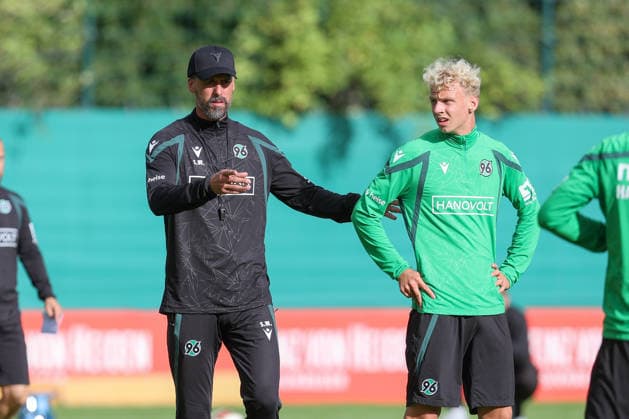 September 21, 2026, xtgx, Soccer 2nd Bundesliga Hannover 96 Training emspor, from left: Sandro Wagner (Hannover), Coach, and Jasper Reinhold. DFL and DFB regulations prohibit any use of photographs as image sequences and or quasi-video footage in Hannover.