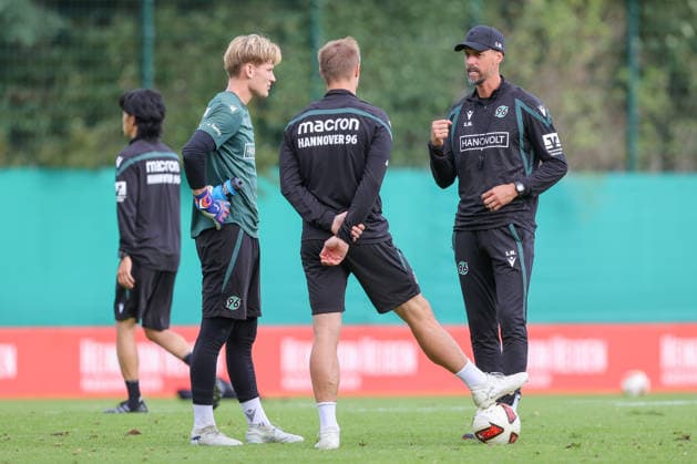 September 21, 2026, xtgx, Soccer 2. Bundesliga Hannover 96 Training emspor, from left: Sandro Wagner (Hannover), coach in conversation with Pascal Loretz (Hannover), 1 DFL DFB REGULATIONS PROHIBIT ANY USE OF PHOTOGRAPHS AS IMAGE SEQUENCES AND OR QUASI-VIDEO Hannover