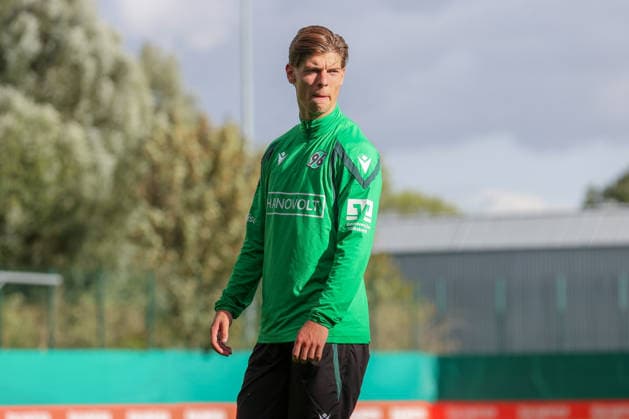 September 21, 2026, xtgx, Soccer, 2. Bundesliga, Hannover 96 Training, emspor, from left: Tim van den Heuvel, Hannover, DFL, DFB. REGULATIONS PROHIBIT ANY USE OF PHOTOGRAPHS AS IMAGE SEQUENCES AND OR QUASI-VIDEO, Hannover