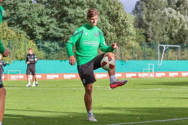 September 21, 2026, xtgx, Soccer 2. Bundesliga Hannover 96 Training emspor, from left: Tim van den Heuvel, Hannover on the ball, plays the ball. DFL and DFB regulations prohibit any use of photographs as image sequences and or quasi-video. Hannover