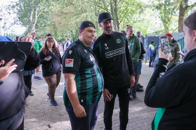 September 21, 2026, xtgx, Soccer, 2. Bundesliga, Hannover 96, Training, emspor, from left: Sandro Wagner, Hannover, Coach takes selfies with fans. DFL and DFB regulations prohibit any use of photographs as image sequences and or quasi-video. Hannover