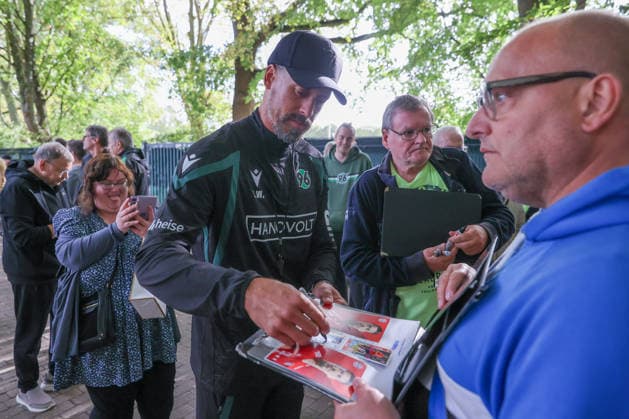 September 21, 2026, xtgx, Soccer, 2. Bundesliga, Hannover 96, Training, emspor, from left: Sandro Wagner, Hannover, Coach signing autographs. DFL and DFB regulations prohibit any use of photographs as image sequences and or quasi-video. Hannover