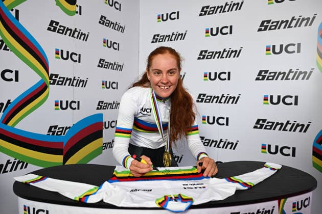 2026 UCI Road World Championships Picture by Zac Williams SWpix.com - 21 09 2026 - Cycling - 2026 UCI Road World Championships - MontrÃ al, Canada - Women Under-23 Individual Time Trial (ITT) Podium - Felicity Wilson-Haffenden (Australia) signing the Santini Rainbow Jersey Copyright: x xSWpix.comx(t axPhotographyxHubxLtd)xZacxWilliams SWpix.comx SWP-3521-0800