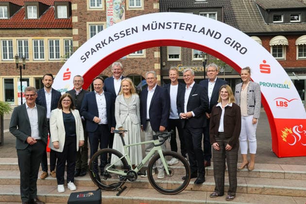 Overview of the race routes, events, and statistics for this year’s 20th edition of the bike race. This year, the bike race will start in Borken in the Westmünsterland region. Münster’s Mayor Tilman Fuchs, Philipp Kern of Brillux, Maren Danigel of LBS, Dr. Linus Tepe, District Administrator of Coesfeld District, Dr. Kai Zwicker, District Administrator of Borken District, Jürgen Büngeler of Sparkasse Westmünsterland, Borken’s Mayor Mechtild Schulze Hessing, as well as Klaus Richter, Chairman of the Board of Sparkasse Münsterland Ost; Fabian Wegmann, Sports Director of the Sparkassen Münsterland Giro; Norbert Hypki, Chairman of the Board of Sparkasse Westmünsterland; Rainer Bergmann, General Manager of the Sparkassen Münsterland Giro; Jana Mathmann, Project Manager at Sparkassen Münsterland Giro, and Kerstin Dewaldt, Head of the Sports Department of the City of Münster, Borken, North Rhine-Westphalia, DEU, Germany, September 21, 2026, Sparkassen Münsterland Giro Press Conference