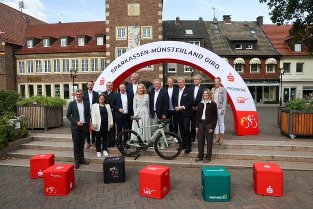 Overview of the race routes, events, and statistics for this year’s 20th edition of the bike race. This year, the bike race will start in Borken in the Westmünsterland region. Münster’s Mayor Tilman Fuchs, Philipp Kern of Brillux, Maren Danigel of LBS, Dr. Linus Tepe, District Administrator of Coesfeld District, Dr. Kai Zwicker, District Administrator of Borken District, Jürgen Büngeler of Sparkasse Westmünsterland, Borken’s Mayor Mechtild Schulze Hessing, as well as Klaus Richter, Chairman of the Board of Sparkasse Münsterland Ost; Fabian Wegmann, Sports Director of the Sparkassen Münsterland Giro; Norbert Hypki, Chairman of the Board of Sparkasse Westmünsterland; Rainer Bergmann, General Manager of the Sparkassen Münsterland Giro; Jana Mathmann, Project Manager at Sparkassen Münsterland Giro, and Kerstin Dewaldt, Head of the Sports Department of the City of Münster, Borken, North Rhine-Westphalia, DEU, Germany, September 21, 2026, Sparkassen Münsterland Giro Press Conference