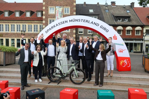 Overview of the race routes, events, and statistics for this year’s 20th edition of the bike race. This year, the bike race will start in Borken in the Westmünsterland region. Münster’s Mayor Tilman Fuchs, Philipp Kern of Brillux, Maren Danigel of LBS, Dr. Linus Tepe, District Administrator of Coesfeld District, Dr. Kai Zwicker, District Administrator of Borken District, Jürgen Büngeler of Sparkasse Westmünsterland, Borken’s Mayor Mechtild Schulze Hessing, as well as Klaus Richter, Chairman of the Board of Sparkasse Münsterland Ost; Fabian Wegmann, Sports Director of the Sparkassen Münsterland Giro; Norbert Hypki, Chairman of the Board of Sparkasse Westmünsterland; Rainer Bergmann, General Manager of the Sparkassen Münsterland Giro; Jana Mathmann, Project Manager at Sparkassen Münsterland Giro, and Kerstin Dewaldt, Head of the Sports Department of the City of Münster, Borken, North Rhine-Westphalia, DEU, Germany, September 21, 2026, Sparkassen Münsterland Giro Press Conference