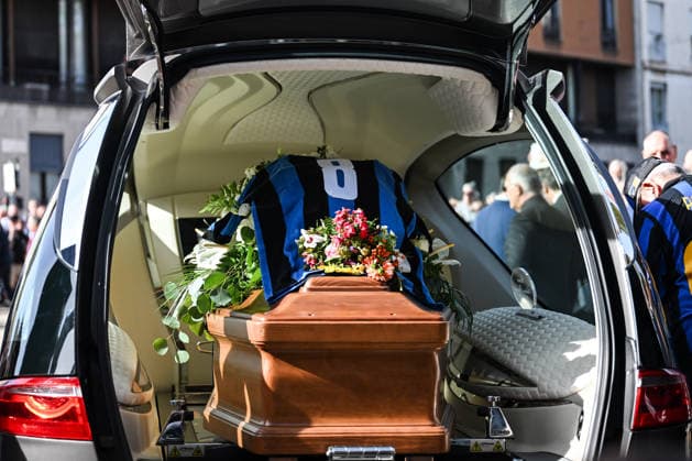 IPA88806511 - The coffin of Italian soccer legend Sandro Mazzola is carried out of the Basilica of Sant Ambrogio in Milan after the service during his funeral on September 21, 2026, in Milan. Credit: Tiziano Ballabio  Copyright: xTizianoxBallabio IPAxSportx xx IPA88806511