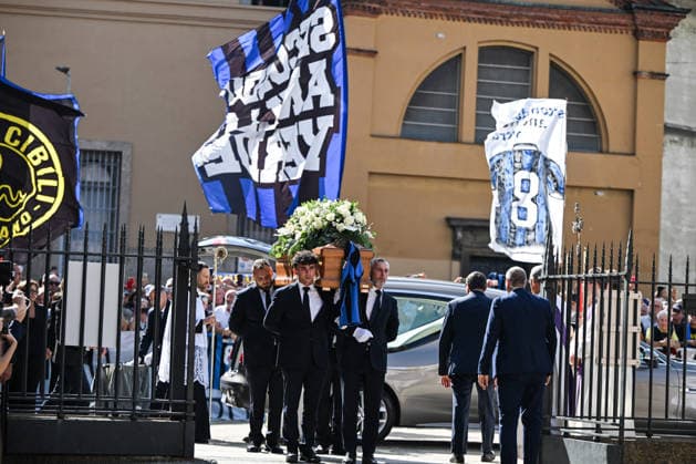 SOCCER - Other - Sandro Mazzola s funeral Photo by IPA ABACAPRESS.COM88806512 - The coffin of Italian soccer legend Sandro Mazzola is carried to the Basilica of Sant Ambrogio in Milan during his funeral on September 21, 2026, in Milan. Credit: Tiziano Ballabio Milano Italy  Copyright: xIPAxSport ABACAx