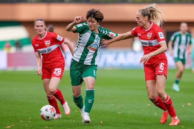From left: Reena Wichmann (VfB Stuttgart), 28; Mei Shimada (SV Werder Bremen), 8; and Janina Hechler (VfB Stuttgart), 16, in a one-on-one battle, duel, dynamic moment, action, game scene, DFB REGULATIONS PROHIBIT ANY USE OF PHOTOGRAPHS AS SEQUENCE IMAGES AND OR VIDEO-LIKE PHOTO SERIES DFB REGULATIONS PROHIBIT ANY USE OF PHOTOGRAPHS AS SEQUENCE IMAGESENCES AND OR QUASI-VIDEO, September 21, 2026, Bremen, Germany, soccer, Google Pixel Women’s Bundesliga, SV Werder Bremen vs. VfB Stuttgart xobx