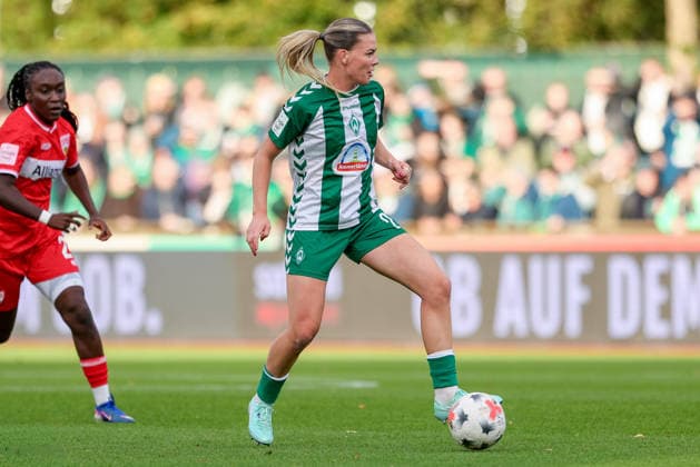 Juliane Wirtz, SV Werder Bremen, 28, with the ball, single frame, full body, action, game scene, DFB REGULATIONS PROHIBIT ANY USE OF PHOTOGRAPHS AS SEQUENCE IMAGES AND OR VIDEO-LIKE PHOTO SERIES DFB REGULATIONS PROHIBIT ANY USE OF PHOTOGRAPHS AS IMAGE SEQU, September 21, 2026, Bremen, Germany, Soccer, Google Pixel Women’s Bundesliga, SV Werder Bremen vs. VfB Stuttgart xobx
