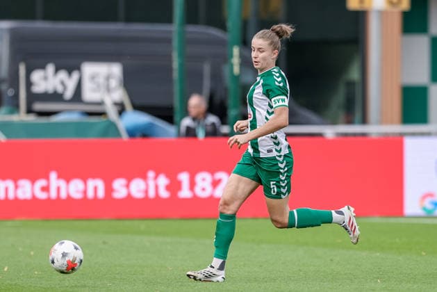 Michelle Ulbrich, SV Werder Bremen, No. 5 on the ball, cutout, single frame, full-body, action, game scene, DFB REGULATIONS PROHIBIT ANY USE OF PHOTOGRAPHS AS SEQUENCE IMAGES AND OR VIDEO-LIKE PHOTO SERIES DFB REGULATIONS PROHIBIT ANY USE OF PHOTOGRAPHS AS IMAGE SEQUENCES AND OR QUASI-VIDEO, September 21, 2026, Bremen, Germany, soccer, Google Pixel Women’s Bundesliga, SV Werder Bremen vs. VfB Stuttgart xobx