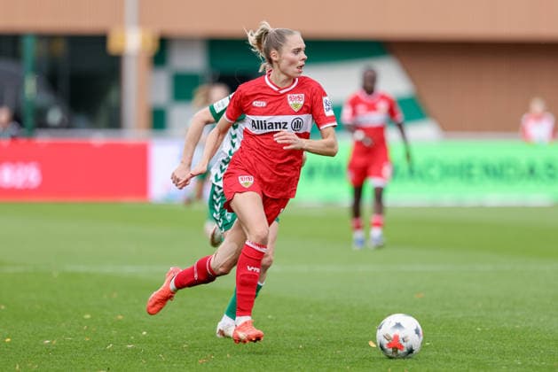 Janina Hechler, VfB Stuttgart, age 16, with the ball, single frame, full-body shot, action, game scene, DFB REGULATIONS PROHIBIT ANY USE OF PHOTOGRAPHS AS SEQUENCE IMAGES AND OR VIDEO-LIKE PHOTO SERIES DFB REGULATIONS PROHIBIT ANY USE OF PHOTOGRAPHS AS IMAGE SEQUENCES AND OR QUASI-VIDEO, September 21, 2026, Bremen, Germany, Soccer, Google Pixel Women’s Bundesliga, SV Werder Bremen vs. VfB Stuttgart xobx