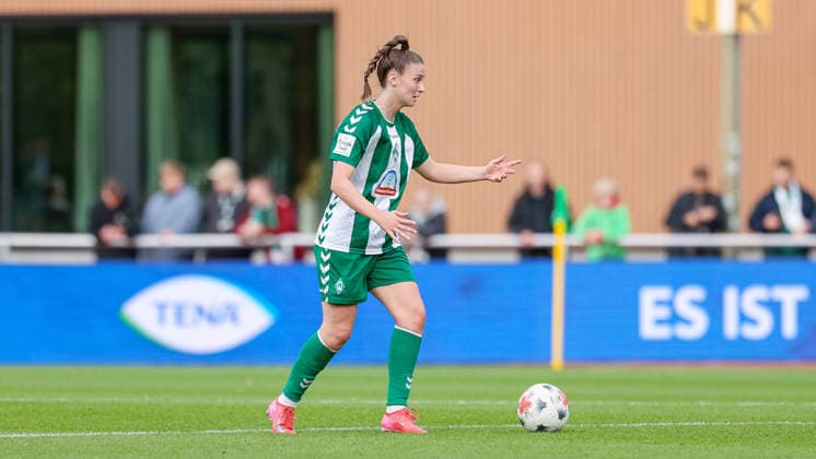 Julia Magerl, SV Werder Bremen, No. 4 with the ball, cutout, single frame, full-body, action, game scene, giving instructions, gesturing, gesturing with her arms, DFB REGULATIONS PROHIBIT ANY USE OF PHOTOGRAPHS AS IMAGE SEQUENCES AND OR VIDEO-LIKE PHOTO SERIES DFB REGULATIONS PROHIBIT ANY USE OF PHOTOGRAPHS AS IMAGE SEQUENCES AND OR QUASI-VIDEO, September 21, 2026, Bremen, Germany, Soccer, Google Pixel Women s Bundesliga, SV Werder Bremen vs. VfB Stuttgart xobx
