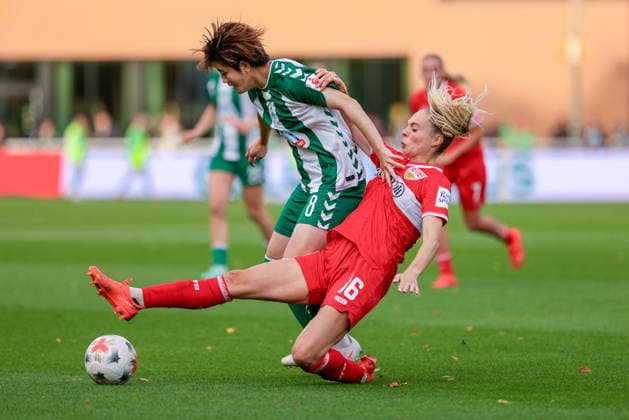 v li Mei Shimada (SV Werder Bremen, 8) and Janina Hechler (VfB Stuttgart, 16) in a one-on-one battle, duel, dynamic moment, action, game scene, DFB REGULATIONS PROHIBIT ANY USE OF PHOTOGRAPHS AS IMAGE SEQUENCES AND OR VIDEO-LIKE PHOTO SERIES DFB REGULATIONS PROHIBIT ANY USE OF PHOTOGRAPHS AS IMAGE SEQUENCES AND OR QUASI-VIDEO, September 21, 2026, Bremen, Germany, soccer, Google Pixel Women’s Bundesliga, SV Werder Bremen vs. VfB Stuttgart xobx