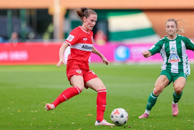 Reena Wichmann, VfB Stuttgart, 28, on the ball, single frame, full-body shot, action, game scene, DFB REGULATIONS PROHIBIT ANY USE OF PHOTOGRAPHS AS SEQUENCE IMAGES AND OR VIDEO-LIKE PHOTO SERIES DFB REGULATIONS PROHIBIT ANY USE OF PHOTOGRAPHS AS IMAGE SEQUENCES AND OR QUASI-VIDEO, September 21, 2026, Bremen, Germany, Soccer, Google Pixel Women’s Bundesliga, SV Werder Bremen vs. VfB Stuttgart xobx