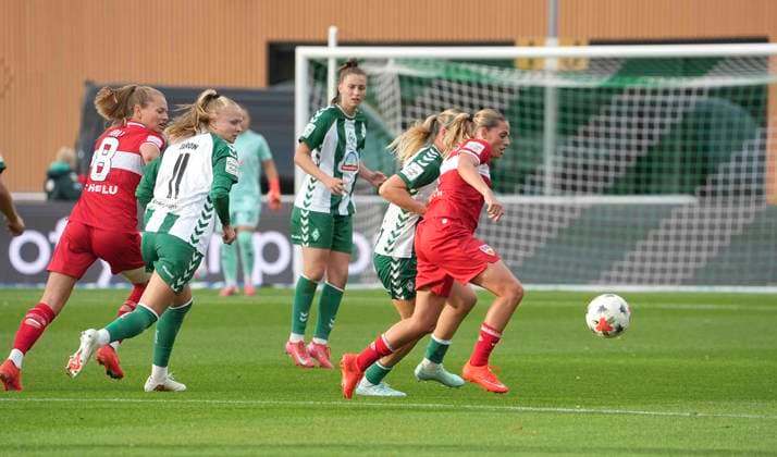 Photo of Dafina REDZEPI (Stuttgart) and Juliane WIRTZ (Werder) in action. Women s Bundesliga, Matchday 7, Mon, Sept. 21, 2026. Werder Bremen vs. VfB Stuttgart. Google Pixel