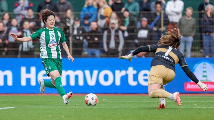 v li Mei Shimada, SV Werder Bremen, 8, and Laura Giuliani, goalkeeper, VfB Stuttgart, 1, in a one-on-one, duel, dynamic moment, action, game scene, DFB REGULATIONS PROHIBIT ANY USE OF PHOTOGRAPHS AS SEQUENCE IMAGES AND OR VIDEO-LIKE PHOTO SERIES DFB REGULATIONS PROHIBIT ANY USE OF PHOTOGRAPHS AS IMAGE SEQUENCES AND OR QUASI-VIDEO, September 21, 2026, Bremen, Germany, soccer, Google Pixel Women’s Bundesliga, SV Werder Bremen vs. VfB Stuttgart xobx