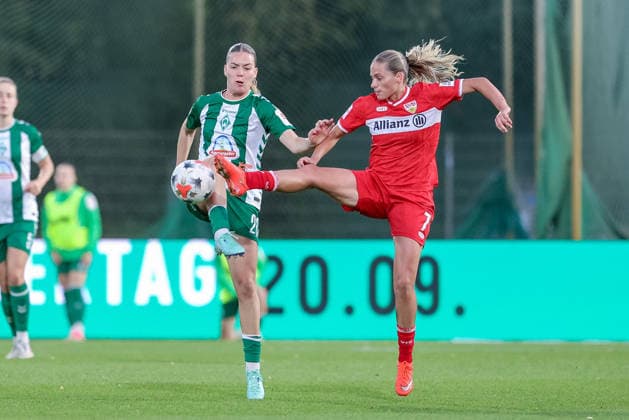 From left: Juliane Wirtz of SV Werder Bremen, 28, and Dafina Redzepi of VfB Stuttgart, 7, in a one-on-one battle, duel, dynamic moment, action, game scene, DFB REGULATIONS PROHIBIT ANY USE OF PHOTOGRAPHS AS SEQUENCE IMAGES AND OR VIDEO-LIKE PHOTO SERIES DFB REGULATIONS PROHIBIT ANY USE OF PHOTOGRAPHS AS IMAGE SEQUENCES AND OR QUASI-VIDEO, September 21, 2026, Bremen, Germany, soccer, Google Pixel Women’s Bundesliga, SV Werder Bremen vs. VfB Stuttgart xobx