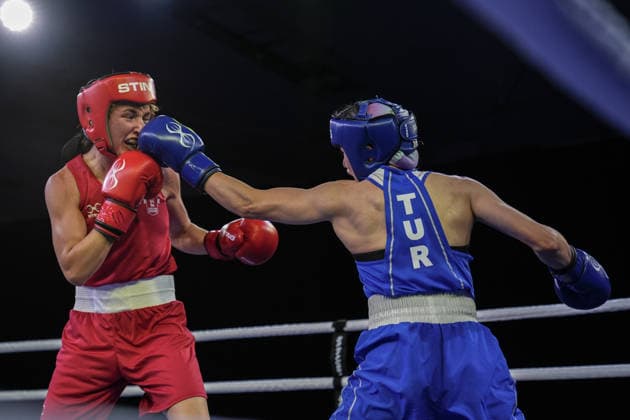 2026 European Boxing Championships in Bulgaria SOFIA, BULGARIA - SEPTEMBER 21: Esra Yildiz Kahraman (blue) of Turkiye competes against Elise Glynn (red) of England in the women s 57kg category during the 2026 European Boxing Championships at Asics Arena in Sofia, Bulgaria, on September 21, 2026. Osmancan Gurdogan Anadolu Sofia Bulgaria. Editorial use only. Please get in touch for any other usage.  Copyright: x2026xAnadoluxOsmancanxGurdoganx