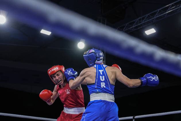 2026 European Boxing Championships in Bulgaria SOFIA, BULGARIA - SEPTEMBER 21: Esra Yildiz Kahraman (blue) of Turkiye competes against Elise Glynn (red) of England in the women s 57kg category during the 2026 European Boxing Championships at Asics Arena in Sofia, Bulgaria, on September 21, 2026. Osmancan Gurdogan Anadolu Sofia Bulgaria. Editorial use only. Please get in touch for any other usage.  Copyright: x2026xAnadoluxOsmancanxGurdoganx