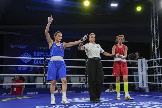 2026 European Boxing Championships in Bulgaria SOFIA, BULGARIA - SEPTEMBER 21: Esra Yildiz Kahraman (blue) of Turkiye wins after competing against Elise Glynn (red) of Great Britain during the women s 57 kg category match at the 2026 European Boxing Championships at the Asics Arena in Sofia, Bulgaria on September 21, 2026. Osmancan Gurdogan Anadolu Sofia Bulgaria. Editorial use only. Please get in touch for any other usage.  Copyright: x2026xAnadoluxOsmancanxGurdoganx