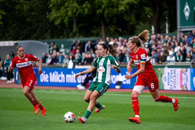 September 21, 2026, GER, Soccer, Women s, Google Pixel 1 Bundesliga, 2026–2027 Season, Matchday 4, SV Werder Bremen vs. VfB Stuttgart, Wiktoria Zieniewicz (Werder Bremen), No. 03 on the ball; in front of her, Maximiliane Rall (VfB Stuttgart), No. 08. DFB and DFL regulations prohibit any use of photographs as image sequences and or quasi-video. Bremen Stadium, Field 11, Bremen, Germany Copyright: xNordphoto Memmlerx