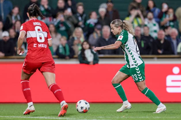Jenny Hipp, SV Werder Bremen, age 23, with the ball, single frame, full-body shot, action, game scene, DFB REGULATIONS PROHIBIT ANY USE OF PHOTOGRAPHS AS SEQUENCE IMAGES AND OR VIDEO-LIKE PHOTO SERIES DFB REGULATIONS PROHIBIT ANY USE OF PHOTOGRAPHS AS IMAGE SEQUENCES AND OR QUASI-VIDEO, September 21, 2026, Bremen, Germany, Soccer, Google Pixel Women’s Bundesliga, SV Werder Bremen vs. VfB Stuttgart xobx