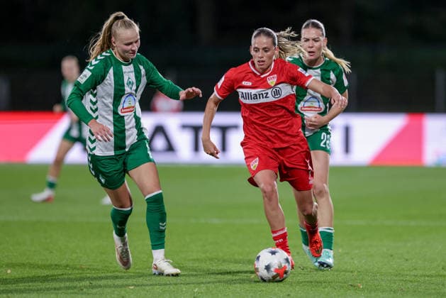 From left: Isabella Jaron (SV Werder Bremen), 11, and Dafina Redzepi (VfB Stuttgart), 7, in a one-on-one battle, duel, dynamic moment, action, game scene, DFB REGULATIONS PROHIBIT ANY USE OF PHOTOGRAPHS AS SEQUENCE IMAGES AND OR VIDEO-LIKE PHOTO SERIES DFB REGULATIONS PROHIBIT ANY USE OF PHOTOGRAPHS AS SEQUENCE IMAGESENCES AND OR QUASI-VIDEO, September 21, 2026, Bremen, Germany, soccer, Google Pixel Women’s Bundesliga, SV Werder Bremen vs. VfB Stuttgart xobx