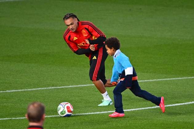 Italy v Belgium - UEFA Nations League 2026 Media Activities 21 09 2026 TUBIZE, BELGIUM - SEPTEMBER 21 : Da Silva Moreira Diego midfielder of Belgium and a child of Lukaku Romelu forward of Belgium pictured during a training session ahead of the UEFA Nations League tournament league phase matchday 1 group A1 match between Italy and Belgium on September 21, 2026 in Tubize, Belgium, 21 09 2026 Tubize Belgium  Copyright: xVincentxKalutx