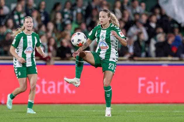 Jenny Hipp, SV Werder Bremen, 23 with the ball, single frame, full-body shot, action, game scene, DFB REGULATIONS PROHIBIT ANY USE OF PHOTOGRAPHS AS SEQUENCE IMAGES AND OR VIDEO-LIKE PHOTO SERIES DFB REGULATIONS PROHIBIT ANY USE OF PHOTOGRAPHS AS IMAGE SEQUENCES AND OR QUASI-VIDEO, September 21, 2026, Bremen, Germany, Soccer, Google Pixel Women’s Bundesliga, SV Werder Bremen vs. VfB Stuttgart xobx