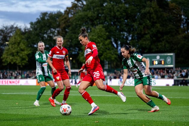 September 21, 2026, GER, Soccer, Women s, Google Pixel 1 Bundesliga, 2026–2027 Season, Matchday 4, SV Werder Bremen vs. VfB Stuttgart: Nicole Billa (VfB Stuttgart) with the ball in front of Wiktoria Zieniewicz (Werder Bremen), 03, Maximiliane Rall (VfB Stuttgart), 08. DFB and DFL regulations prohibit any use of photographs as image sequences and or quasi-video. Bremen Stadium, Platz 11, Bremen, Germany Copyright: xNordphoto Memmlerx