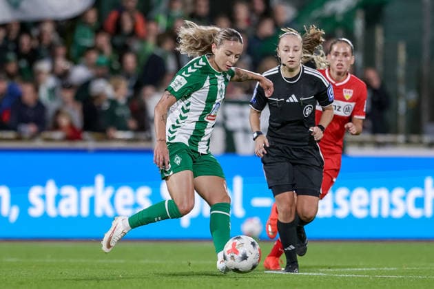 Jenny Hipp, SV Werder Bremen, 23, on the ball, single frame, full body, action, game scene, DFB REGULATIONS PROHIBIT ANY USE OF PHOTOGRAPHS AS SEQUENCE IMAGES AND OR VIDEO-LIKE PHOTO SERIES DFB REGULATIONS PROHIBIT ANY USE OF PHOTOGRAPHS AS SEQUENCEENCES AND OR QUASI-VIDEO, September 21, 2026, Bremen, Germany, Soccer, Google Pixel Women’s Bundesliga, SV Werder Bremen vs. VfB Stuttgart xobx