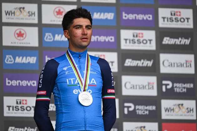 2026 UCI Road World Championships Picture by Zac Williams SWpix.com - 21 09 2026 - Cycling - 2026 UCI Road World Championships - MontrÃ al, Canada - Men Under-23 Individual Time Trial (ITT) Podium - Nicolas Milesi (Italy) receiving the Silver Medal Copyright: x xSWpix.comx(t axPhotographyxHubxLtd)xZacxWilliams SWpix.comx SWP-3521-1109