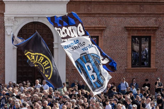 Funeral ceremony for former Inter Milan player Sandro Mazzola in Italy MILAN, ITALY - SEPTEMBER 21: Inter Milan fans gather outside the Basilica of Sant Ambrogio during the funeral of former Italian footballer and sports executive Sandro Mazzola in Milan, Italy, on September 21, 2026. Mazzola, a historic figure and icon of Inter Milan who died at the age of 83, was also a key figure of the Italian national team, Nationalteam During his career, he won four league titles, two European Cups and two Intercontinental Cups. Andrea Carrubba Anadolu Milan Italy. Editorial use only. Please get in touch for any other usage.  Copyright: x2026xAnadoluxAndreaxCarrubbax