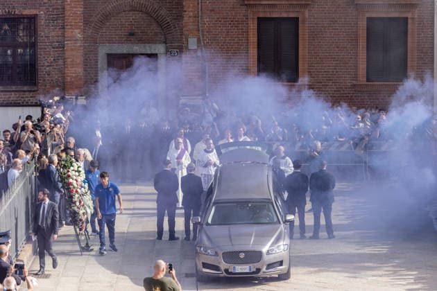 Funeral ceremony for former Inter Milan player Sandro Mazzola in Italy MILAN, ITALY - SEPTEMBER 21: The coffin of former Italian footballer and sports executive Sandro Mazzola, a historic figure and legend of Inter Milan who died at the age of 83, is carried into the Basilica of Sant Ambrogio during his funeral in Milan, Italy, on September 21, 2026. Mazzola, an Inter icon and a key figure of the Italian national team, Nationalteam won four league titles, two European Cups and two Intercontinental Cups during his career. Andrea Carrubba Anadolu Milan Italy. Editorial use only. Please get in touch for any other usage.  Copyright: x2026xAnadoluxAndreaxCarrubbax