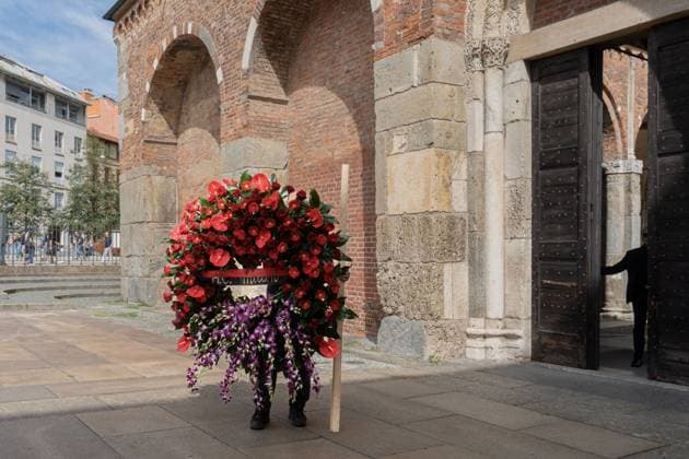Football world bids farewell to Inter legend Sandro Mazzola MILAN, ITALY, SEPTEMBER 21, 2026: The coffin of Italian football legend Sandro Mazzola is carried during his funeral at the Basilica of Sant™Ambrogio in Milan. Hundreds of supporters, former Inter players and representatives of Italian football attended the ceremony to pay tribute to Mazzola, who died on September 19 at the age of 83. The former Inter Milan and Italy star spent his entire professional career with Inter, winning four Serie A titles and two European Cups, and was part of Italy™s European Championship, EM, Europameisterschaft winning team in 1968. Milan Italy Copyright: x xcalogeroxrussox xJNAxPressx