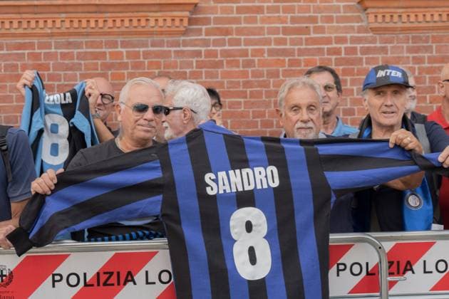 Football world bids farewell to Inter legend Sandro Mazzola MILAN, ITALY, SEPTEMBER 21, 2026: The coffin of Italian football legend Sandro Mazzola is carried during his funeral at the Basilica of Sant™Ambrogio in Milan. Hundreds of supporters, former Inter players and representatives of Italian football attended the ceremony to pay tribute to Mazzola, who died on September 19 at the age of 83. The former Inter Milan and Italy star spent his entire professional career with Inter, winning four Serie A titles and two European Cups, and was part of Italy™s European Championship, EM, Europameisterschaft winning team in 1968. Milan Italy Copyright: x xcalogeroxrussox xJNAxPressx