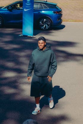 Désiré Doué - Les joueurs de l équipe de France de football arrivent au centre d entraînement de la Fédération française de football (FFF) à Clairefontaine-en-Yvelines, France, le 21 septembre 2026, pour une séance d entraînement à quatre jours du match de Ligue des Nations de l UEFA opposant la France à la Turquie. Ce rassemblement marque les débuts de l équipe de France sous la direction de son nouvel entraîneur, Zinédine Zidane, nommé le 28 juillet 2026 pour un contrat de quatre ans. La Ligue des Nations, compétition remportée par la France en 2021, mobilisera l attention de Zidane dans les mois à venir, avant le tirage au sort des éliminatoires de l Euro 2028 prévu début décembre. FFF via Bestimage French national football team arrive at the French Football Federation (FFF) training center in Clairefontaine-en-Yvelines, France, on September 21, 2026, for a training session four days before the UEFA Nations League match between France and Turkey. This gathering marks the team s debut under its new head coach, Zinédine Zidane, who was appointed on July 28, 2026, on a four-year contract. The Nations League—a competition France won in 2021—will be a key focus for Zidane in the coming months, ahead of the Euro 2028 qualifying draw scheduled for early December. Clairefontaine-en-Yveline France Copyright: xBoby FFFxviaxBestimagexBoby FFFxviaxBestimagex