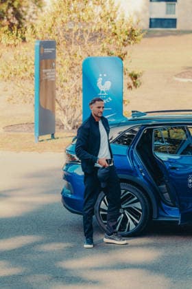Adrien Rabiot - Les joueurs de l équipe de France de football arrivent au centre d entraînement de la Fédération française de football (FFF) à Clairefontaine-en-Yvelines, France, le 21 septembre 2026, pour une séance d entraînement à quatre jours du match de Ligue des Nations de l UEFA opposant la France à la Turquie. Ce rassemblement marque les débuts de l équipe de France sous la direction de son nouvel entraîneur, Zinédine Zidane, nommé le 28 juillet 2026 pour un contrat de quatre ans. La Ligue des Nations, compétition remportée par la France en 2021, mobilisera l attention de Zidane dans les mois à venir, avant le tirage au sort des éliminatoires de l Euro 2028 prévu début décembre. FFF via Bestimage French national football team arrive at the French Football Federation (FFF) training center in Clairefontaine-en-Yvelines, France, on September 21, 2026, for a training session four days before the UEFA Nations League match between France and Turkey. This gathering marks the team s debut under its new head coach, Zinédine Zidane, who was appointed on July 28, 2026, on a four-year contract. The Nations League—a competition France won in 2021—will be a key focus for Zidane in the coming months, ahead of the Euro 2028 qualifying draw scheduled for early December. Clairefontaine-en-Yveline France Copyright: xBoby FFFxviaxBestimagexBoby FFFxviaxBestimagex