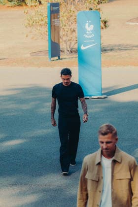 Jean Butez et Lucas Da Cunha - Les joueurs de l équipe de France de football arrivent au centre d entraînement de la Fédération française de football (FFF) à Clairefontaine-en-Yvelines, France, le 21 septembre 2026, pour une séance d entraînement à quatre jours du match de Ligue des Nations de l UEFA opposant la France à la Turquie. Ce rassemblement marque les débuts de l équipe de France sous la direction de son nouvel entraîneur, Zinédine Zidane, nommé le 28 juillet 2026 pour un contrat de quatre ans. La Ligue des Nations, compétition remportée par la France en 2021, mobilisera l attention de Zidane dans les mois à venir, avant le tirage au sort des éliminatoires de l Euro 2028 prévu début décembre. FFF via Bestimage French national football team arrive at the French Football Federation (FFF) training center in Clairefontaine-en-Yvelines, France, on September 21, 2026, for a training session four days before the UEFA Nations League match between France and Turkey. This gathering marks the team s debut under its new head coach, Zinédine Zidane, who was appointed on July 28, 2026, on a four-year contract. The Nations League—a competition France won in 2021—will be a key focus for Zidane in the coming months, ahead of the Euro 2028 qualifying draw scheduled for early December. Clairefontaine-en-Yveline France Copyright: xBoby FFFxviaxBestimagexBoby FFFxviaxBestimagex