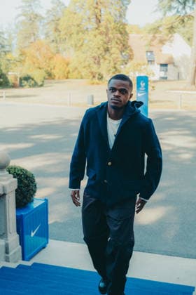 - Les joueurs de l équipe de France de football arrivent au centre d entraînement de la Fédération française de football (FFF) à Clairefontaine-en-Yvelines, France, le 21 septembre 2026, pour une séance d entraînement à quatre jours du match de Ligue des Nations de l UEFA opposant la France à la Turquie. Ce rassemblement marque les débuts de l équipe de France sous la direction de son nouvel entraîneur, Zinédine Zidane, nommé le 28 juillet 2026 pour un contrat de quatre ans. La Ligue des Nations, compétition remportée par la France en 2021, mobilisera l attention de Zidane dans les mois à venir, avant le tirage au sort des éliminatoires de l Euro 2028 prévu début décembre. FFF via Bestimage French national football team arrive at the French Football Federation (FFF) training center in Clairefontaine-en-Yvelines, France, on September 21, 2026, for a training session four days before the UEFA Nations League match between France and Turkey. This gathering marks the team s debut under its new head coach, Zinédine Zidane, who was appointed on July 28, 2026, on a four-year contract. The Nations League—a competition France won in 2021—will be a key focus for Zidane in the coming months, ahead of the Euro 2028 qualifying draw scheduled for early December. Clairefontaine-en-Yveline France Copyright: xBoby FFFxviaxBestimagexBoby FFFxviaxBestimagex