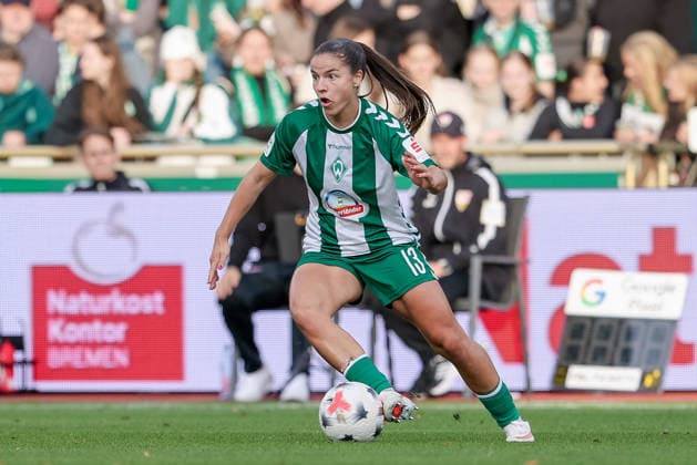 Luna Vanzeir, SV Werder Bremen, No. 13 with the ball, isolated shot, single frame, full body, action, game scene, DFB REGULATIONS PROHIBIT ANY USE OF PHOTOGRAPHS AS SEQUENCE IMAGES AND OR VIDEO-LIKE PHOTO SEQUENCES DFB REGULATIONS PROHIBIT ANY USE OF PHOTOGRAPHS AS IMAGE SEQUENCES AND OR QUASI-VIDEO, September 21, 2026, Bremen, Germany, Soccer, Google Pixel Women’s Bundesliga, SV Werder Bremen vs. VfB Stuttgart xobx