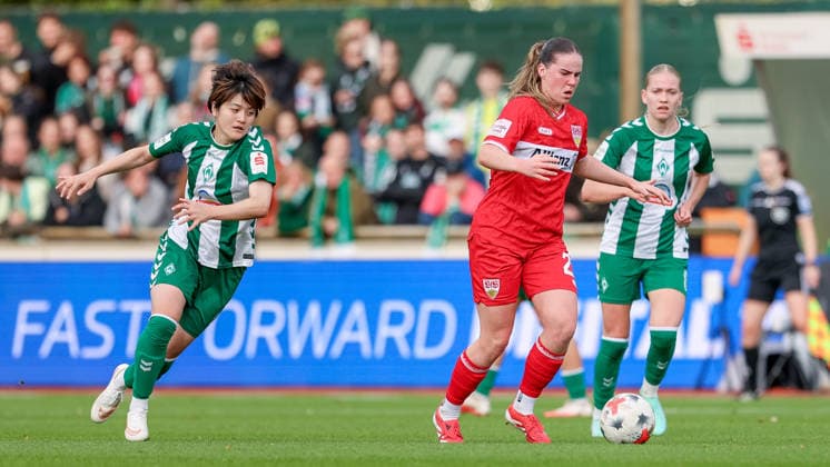 v li Mei Shimada (SV Werder Bremen, 8) and Adriana Achcinska (VfB Stuttgart, 22) in a one-on-one battle, duel, dynamic moment, action, game scene, DFB REGULATIONS PROHIBIT ANY USE OF PHOTOGRAPHS AS SEQUENCE IMAGES AND OR VIDEO-LIKE PHOTO SERIES DFB REGULATIONS PROHIBIT ANY USE OF PHOTOGRAPHS AS IMAGE SEQUENCES AND OR QUASI-VIDEO, September 21, 2026, Bremen, Germany, soccer, Google Pixel Women’s Bundesliga, SV Werder Bremen vs. VfB Stuttgart xobx