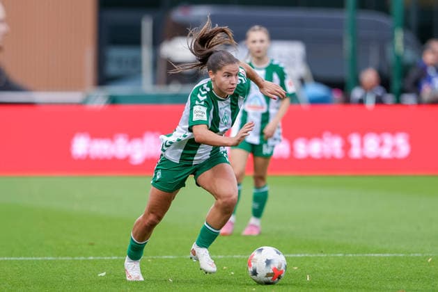 Luna Vanzeir, SV Werder Bremen, No. 13 with the ball, single frame, full-body shot, action, game scene, DFB REGULATIONS PROHIBIT ANY USE OF PHOTOGRAPHS AS SEQUENCE IMAGES AND OR VIDEO-LIKE PHOTO SERIES DFB REGULATIONS PROHIBIT ANY USE OF PHOTOGRAPHS AS IMAGE SEQUENCES AND OR QUASI-VIDEO, September 21, 2026, Bremen, Germany, Soccer, Google Pixel Women’s Bundesliga, SV Werder Bremen vs. VfB Stuttgart xobx