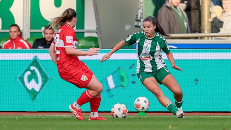 From left: Adriana Achcinska of VfB Stuttgart, 22, and Luna Vanzeir of SV Werder Bremen, 13, in a one-on-one battle, duel, dynamic moment, action, game scene, DFB REGULATIONS PROHIBIT ANY USE OF PHOTOGRAPHS AS SEQUENCE IMAGES AND OR VIDEO-LIKE PHOTO SERIES DFB REGULATIONS PROHIBIT ANY USE OF PHOTOGRAPHS AS IMAGE SEQU, September 21, 2026, Bremen, Germany, Soccer, Google Pixel Women’s Bundesliga, SV Werder Bremen vs. VfB Stuttgart xobx