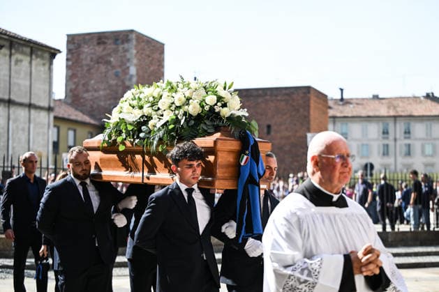 The Funeral Of Sandro Mazzola In Milan The coffin of Italian footballer Sandro Mazzola is carried to the Basilica of Sant Ambrogio in Milan, on September 21, 2026. Milano Italy Italy  Copyright: xTizianoxBallabiox originalFilename:ballabio-thefuner260921_npUPg.jpg